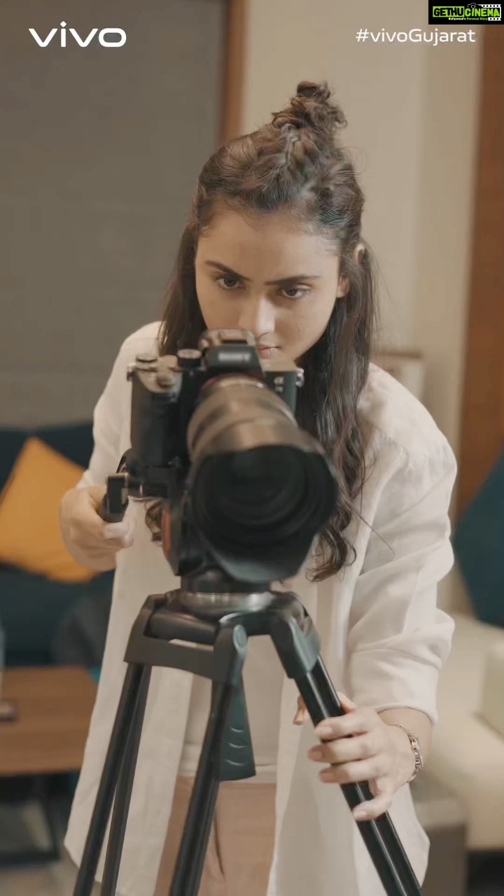 Janki Bodiwala Instagram - Let everyone see the world through your lens, just like I did with my all new vivo X80 Series! #CinematographyRedefined Campaign by @artmenfilms #vivoX80series #vivoGujarat #trendalert #vivoSmartphones DOP : @shutter_eye_pictures Direction : @hiteshkuchb Post production : @shutter_eye_pictures Makeup and hair : @sia_makeup_artistry and team