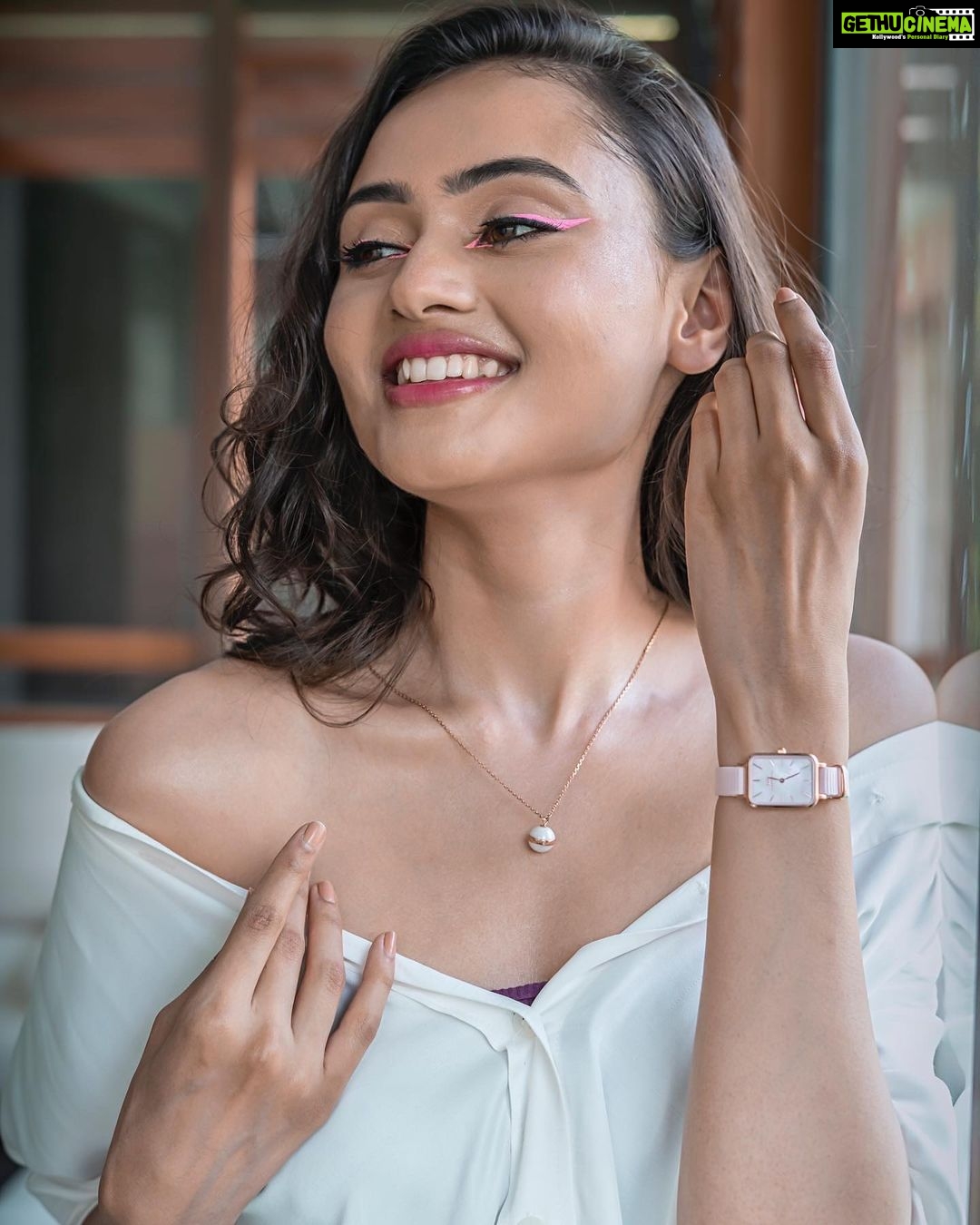 Janki Bodiwala Instagram - Pink is the new black π @danielwellington newest drop, the Mother of Pearl watch is everything you need this Summer. Shop on their website danielwellington.com and get 15% off using my code DWJANKI β¨π« #danielwellington #partnership #dwindia πΈ @manthan_mehta_photography_ Editing:- @rrajasc @manthan_mehta_photography_