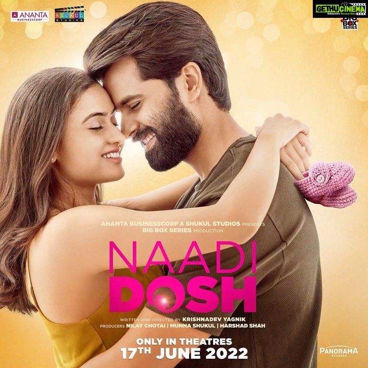 Janki Bodiwala Instagram - You remember the 'problems' we talked about before our families got together in the previous post? Well, the problem is... Naadi Dosh. Presenting the first official poster of Naadi Dosh. After all... 1+1= Family Join us on this crazy ride as we face the problem of Naadi Dosh! In Theatres 17th June '22 Ananta Businesscorp and Shukul Studios Present Big Box Series production Panorama Studios Distribution Worldwide Release Naadi Dosh Staring Yash Soni and Janki Bodiwala Written and Directed by Krishnadev Yagnik Produced By Nilay Chotai Munna Shukul Harshad Shah @actoryash @krishnadevyagnik @nilaychotai @imunnashukul #HarshadShah @chhatwanimurli darshan_shah1 #AnantaBusinesscorp @shukulstudios @big_box_series @panorama_studios #PanoramaDistribution