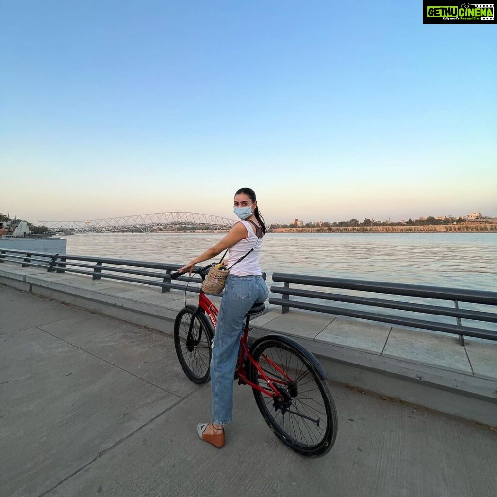 Janki Bodiwala Instagram - Heading towards a great weekend on #mybycycle with my #favbasketbag 🚲