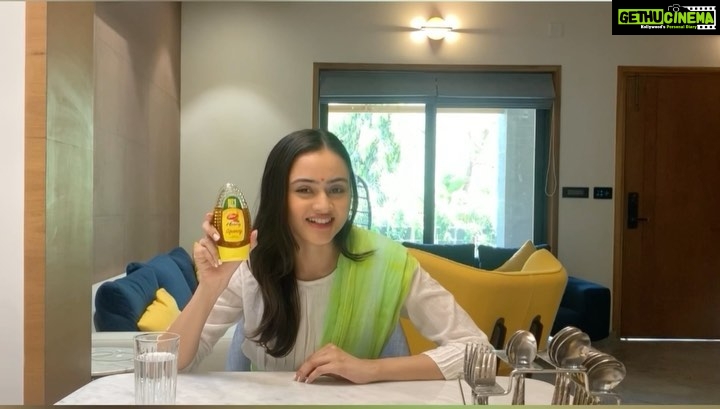 Janki Bodiwala Instagram - તમારા દિવસની શરૂઆત કરવા માટે સારી રોગપ્રતિકારક શક્તિ અને આરોગ્ય જરૂરી છે. હું આખો દિવસ સ્વસ્થ અને ફિટ છું તેની ખાતરી કરવા માટે, હું મારા દિવસની શરૂઆત ડાબર હની સાથે કરું છું. ડાબર મધ 100% શુદ્ધ, કુદરતી છે અને આપણી રોગપ્રતિકારક શક્તિને વધારવામાં મદદ કરે છે. હું વધુ મહેનતુ, સ્વસ્થ અનુભવું છું અને હું મારા દિવસ માટે હંમેશા ઉત્સાહિત રહું છું. ડાબર હનીનો આભાર, મને મારી સવારની શરૂઆત કરવા માટે કંઈક નવું મળ્યું છે #ad #DaburHoney #World'sNo.1 #Healthy #pure #ImmunityBooster #honey #natural Managed by @fatctalents