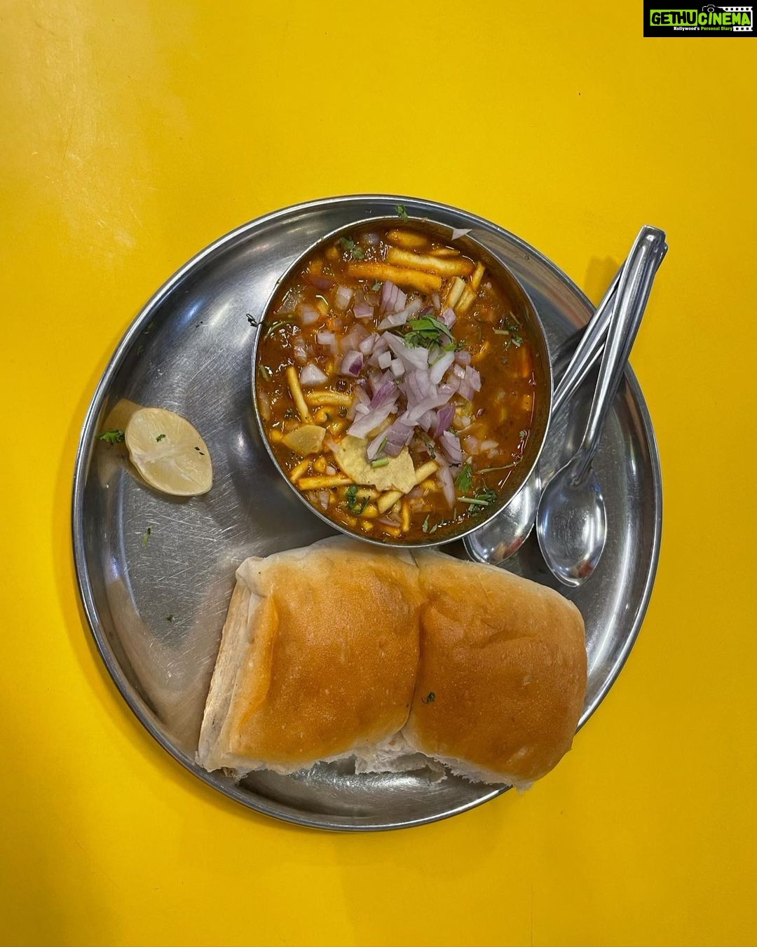 Janki Bodiwala Instagram - Vada and Missal Paaav 🤤😬 #hungergames