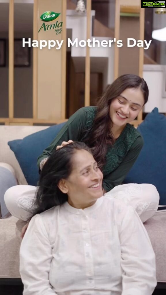 Janki Bodiwala Instagram - My mother has held my hand and taught me how to fly in life. She understands me even when I’m silent and is my one-stop for a solution to any of my problems. Aa Mother’s Day tame pan tamari mummies ne pamper karo with #DaburAmlaHairOil @DaburAmlaIndia #HappyMothersDay #MothersDay #Mothersdaygift #Mothersdayspecial #Motherslove #Dabur #DaburAmla #WorldsNo1HairOil #Amla #SastaNahiSahiTel #JadonSeMazboot #AsliAmlaDaburAmla #stronghair #hair #hairnourishment #hairfallcontrol #superfood #hairfood #longhair #Haircare #hairoil #ad Shot by @shutter_eye_pictures Style by @stylebydevang Managed by @fatctalents