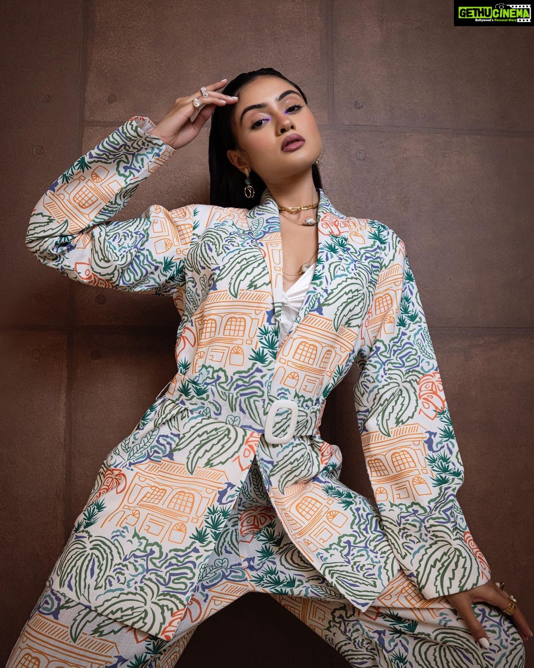 Janki Bodiwala Instagram - Premier night of *Naadi Dosh* . Styled by - @khushaliee Outfit by - @ridham_boutique Jewellery - @fashkaofficial Makeup and hair - @iaayushiisharma Photographer - @dominicchristianphotography Styling assistant - @_flute_20_