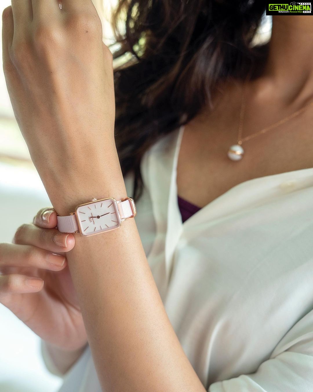 Janki Bodiwala Instagram - Pink is the new black π @danielwellington newest drop, the Mother of Pearl watch is everything you need this Summer. Shop on their website danielwellington.com and get 15% off using my code DWJANKI β¨π« #danielwellington #partnership #dwindia πΈ @manthan_mehta_photography_ Editing:- @rrajasc @manthan_mehta_photography_