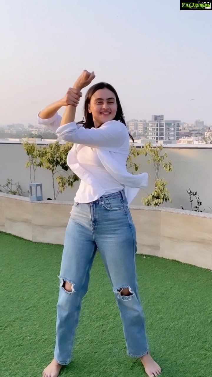 Janki Bodiwala Instagram - Groove on this hook step💃🏻 of Gujarat Gaint’s 💪🏻anthem …post a reel and win exciting prizes 🤩 #garjegagujarat #Adani #GujaratGiants #vivoprokabaddi #adanisportsline #kabaddi #challenge #reel #dance #yolo Managed by @fatctalents