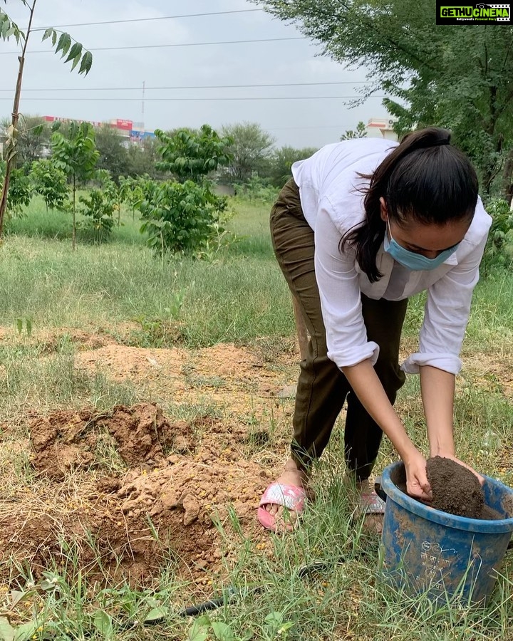 Janki Bodiwala Instagram - “One human-one tree 🌳 “ Me and my friends did our bit today …hope you soon do yours🤗 #environment #treeplanting