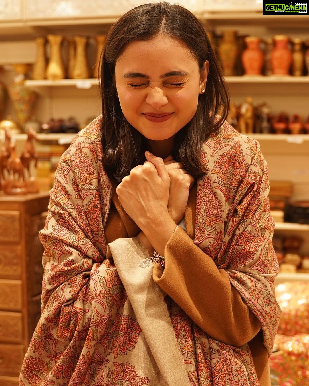 Janki Bodiwala Instagram - My love for winter !!!!!! Wearing pashmina in kevadiya . Campaign for @gujarattourism Content producer : @rangbyvarun Team: @deval1310 @varunbhai_pote @nisharmansuri @theartclump @mehupraja @datt_trivedi @viraajmistry @fatctalents @avanisoni18 . . @cmogujarat @vijayrupanibjp #GujaratTourism #Kevadia #statueofunity #roadtoremember #traveldiaries #travelgram #exploregujarat #Gujarat #Gujarati #instagujarat #gujaratdiaries #SoloTraveller #indiatourism #indiantravelgram #amazingindia #CMOGujarat #VijayRupani Statue Of Unity -Shri Sardaar Vallabhbhai Patel