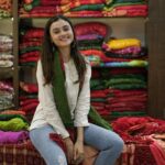 Janki Bodiwala Instagram - Jamnagar ni bandhani🥻💁🏻‍♀️ . . #gosologujaratchallenge #GujaratTourism #JankiBodiwala #Gujarat #Gujarati #Jamnagar #ExploreGujarat #GarviGujarat #InstaGujarat #GujaratDiaries #PakkoGujarati #RoadTravel #SoloTraveller #ig_gujarat #GujaratHeritage #GujjuGirl #GujaratBlogger #IndiaTourism #IndianTravelGram #amazingindia . Campaign by @gujarattourism Team: @varunbhai_pote @deval1310 @heeralsolankii @nisharmansuri @himanshu.sanghavi_official Chandi Bazar