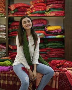 Janki Bodiwala Instagram - Jamnagar ni bandhani🥻💁🏻‍♀️ . . #gosologujaratchallenge #GujaratTourism #JankiBodiwala #Gujarat #Gujarati #Jamnagar #ExploreGujarat #GarviGujarat #InstaGujarat #GujaratDiaries #PakkoGujarati #RoadTravel #SoloTraveller #ig_gujarat #GujaratHeritage #GujjuGirl #GujaratBlogger #IndiaTourism #IndianTravelGram #amazingindia . Campaign by @gujarattourism Team: @varunbhai_pote @deval1310 @heeralsolankii @nisharmansuri @himanshu.sanghavi_official Chandi Bazar