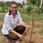Janki Bodiwala Instagram - “One human-one tree 🌳 “ Me and my friends did our bit today …hope you soon do yours🤗 #environment #treeplanting