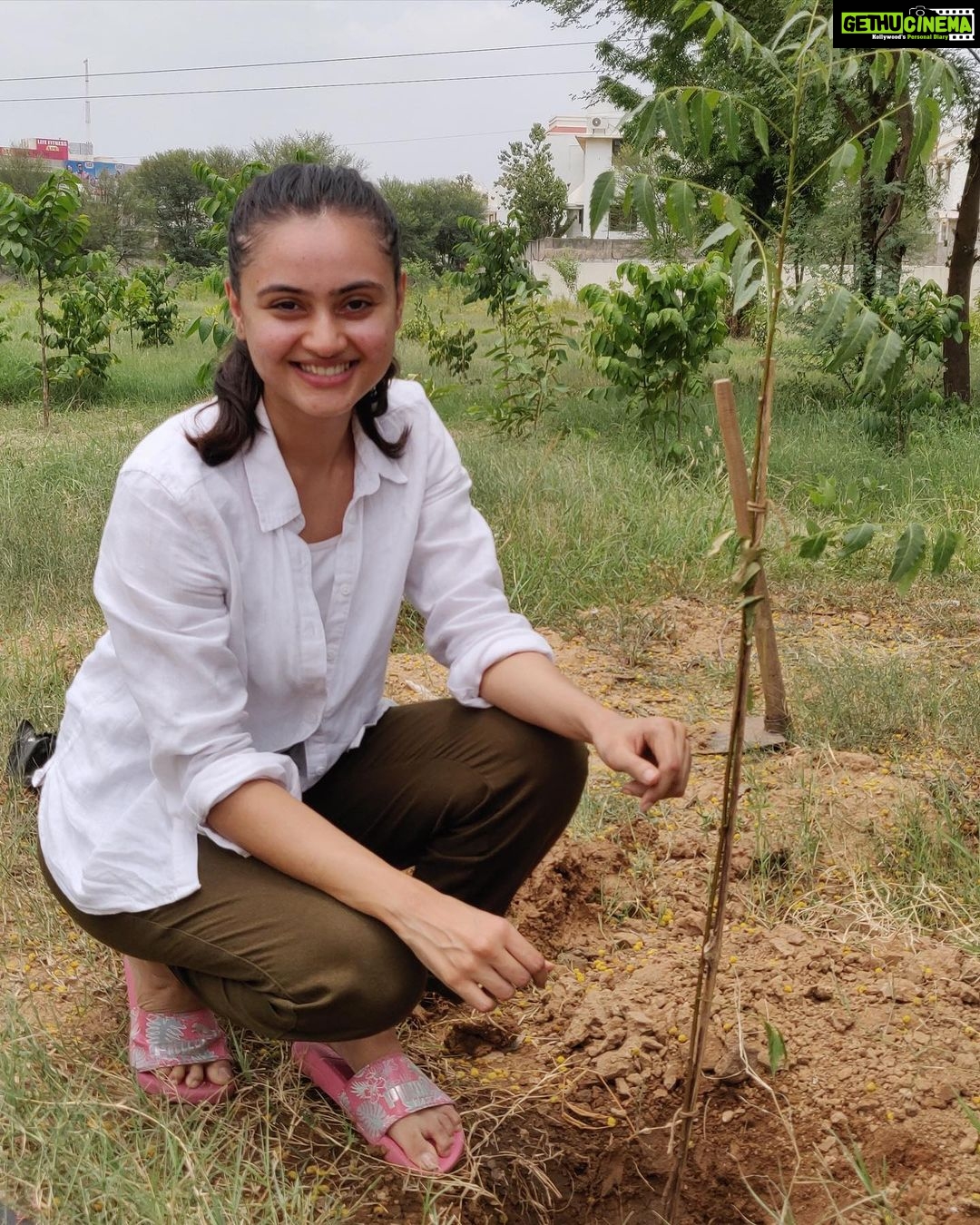 Janki Bodiwala Instagram - “One human-one tree 🌳 “ Me and my friends did our bit today …hope you soon do yours🤗 #environment #treeplanting