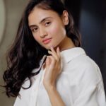 Janki Bodiwala Instagram - A perfect go-to solution whenever my hair needs a pick-me-up! Recently, I got to experience the Fusio-Dose treatment by @kerastase_official from @zionsalons. I love how my hair feels after the treatment. My hair was frizzy and dull due to constant shoots, with this in-salon treatment my hair instantly feels frizz-free and nourished. There are various personalised combinations to choose from, based on your hair concerns. So rest assured your hair is taken care of in every way possible. If you are someone who loves that instant hair transformation just like me. Book your appointments now at your nearest @zionsalons and get your Fusio-Dose treatment done🤍 #AD @kerastase_official @Kcommunityin #KerastaseIndia #zionsalons #fusiodose Shot by @shutter_eye_pictures Managed by @fatctalents Hair stylist - @gondaliyamaulik