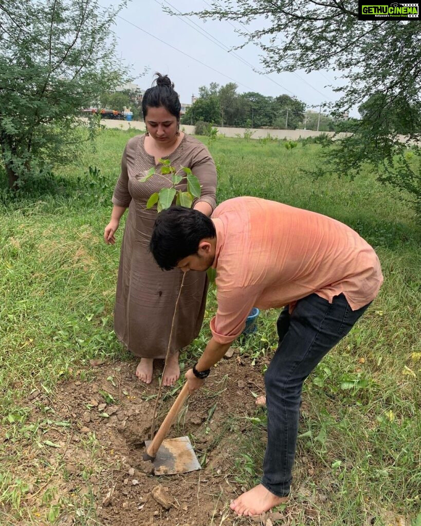 Janki Bodiwala Instagram - “One human-one tree 🌳 “ Me and my friends did our bit today …hope you soon do yours🤗 #environment #treeplanting