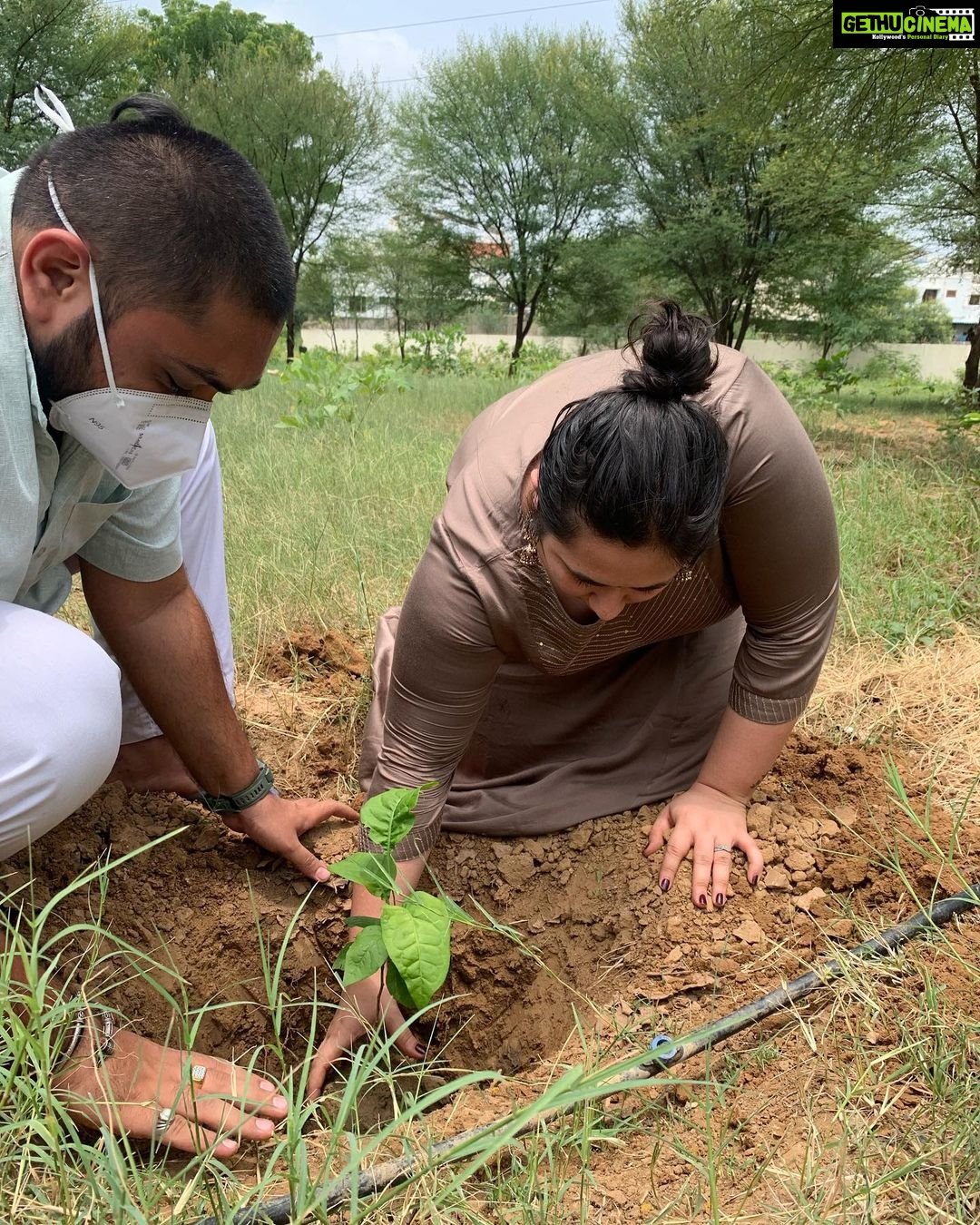 Janki Bodiwala Instagram - “One human-one tree 🌳 “ Me and my friends did our bit today …hope you soon do yours🤗 #environment #treeplanting