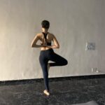 Janki Bodiwala Instagram - Happy international YOGA 🧘🏼‍♀️ DAY🧘🏼‍♀️ From today we started practicing shirshashana🤞🏻🤗 Swipe right ⏩ with @vibeandfloww🌸