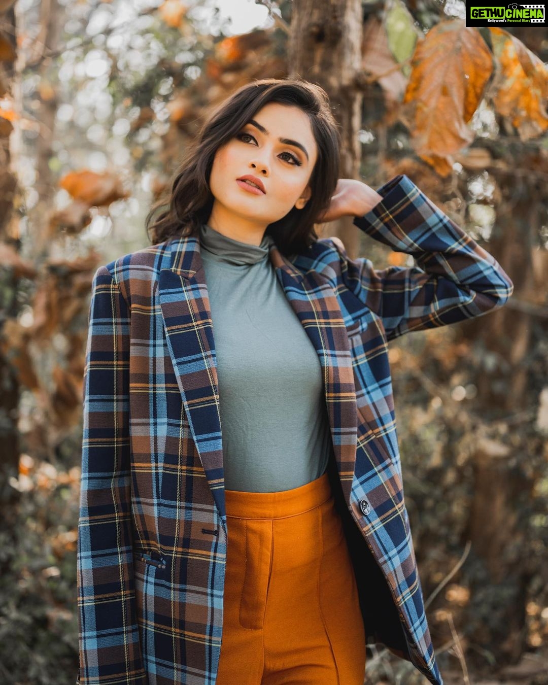 Janki Bodiwala Instagram - You are unbe-leaf-able😜 . Styled by - @khushaliee Capture by - @theabhivalera Hmu:- @nidhi.mardia Coat- @marksandspencerindia Pants - @celesteclothingbrand Ring - @one_nought_one_one