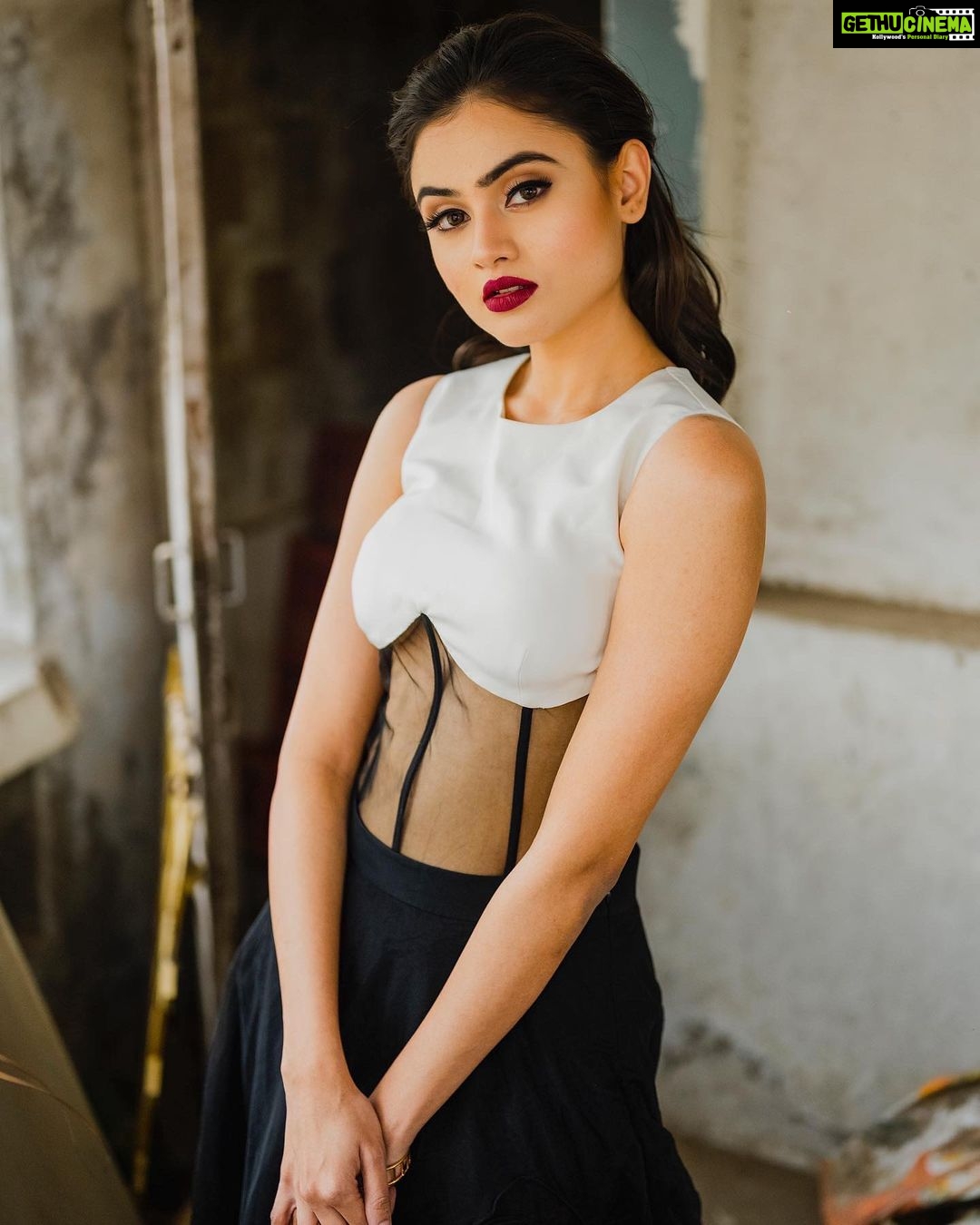 Janki Bodiwala Instagram - This or that ?