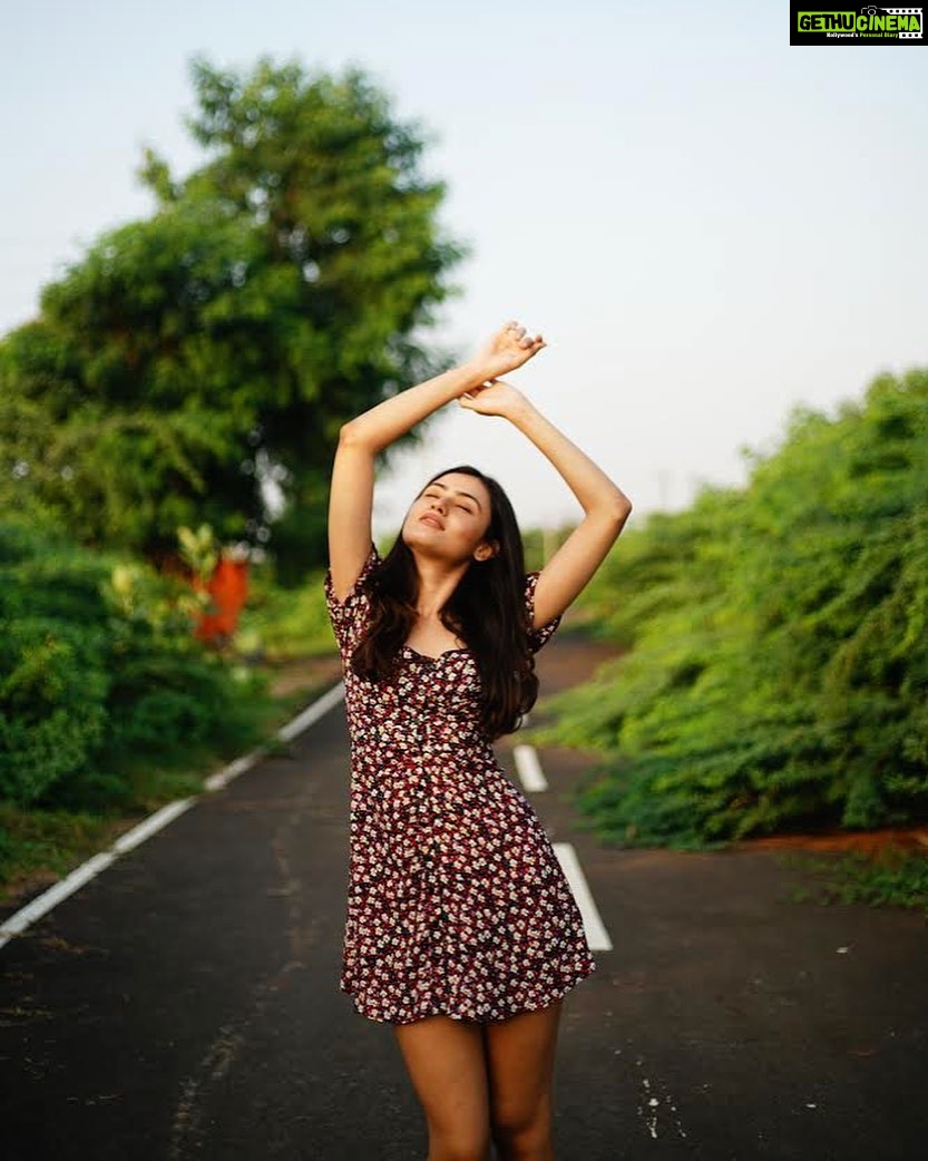 Janki Bodiwala Instagram - Stuck here in a life that Repeats .... . . . Captured by :- @aanandshukla 😍