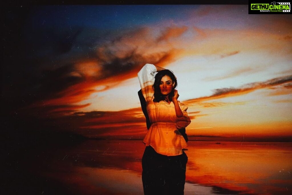 Janki Bodiwala Instagram - Watch more sunsets than Netflix 🌇 . . . @aanandshukla