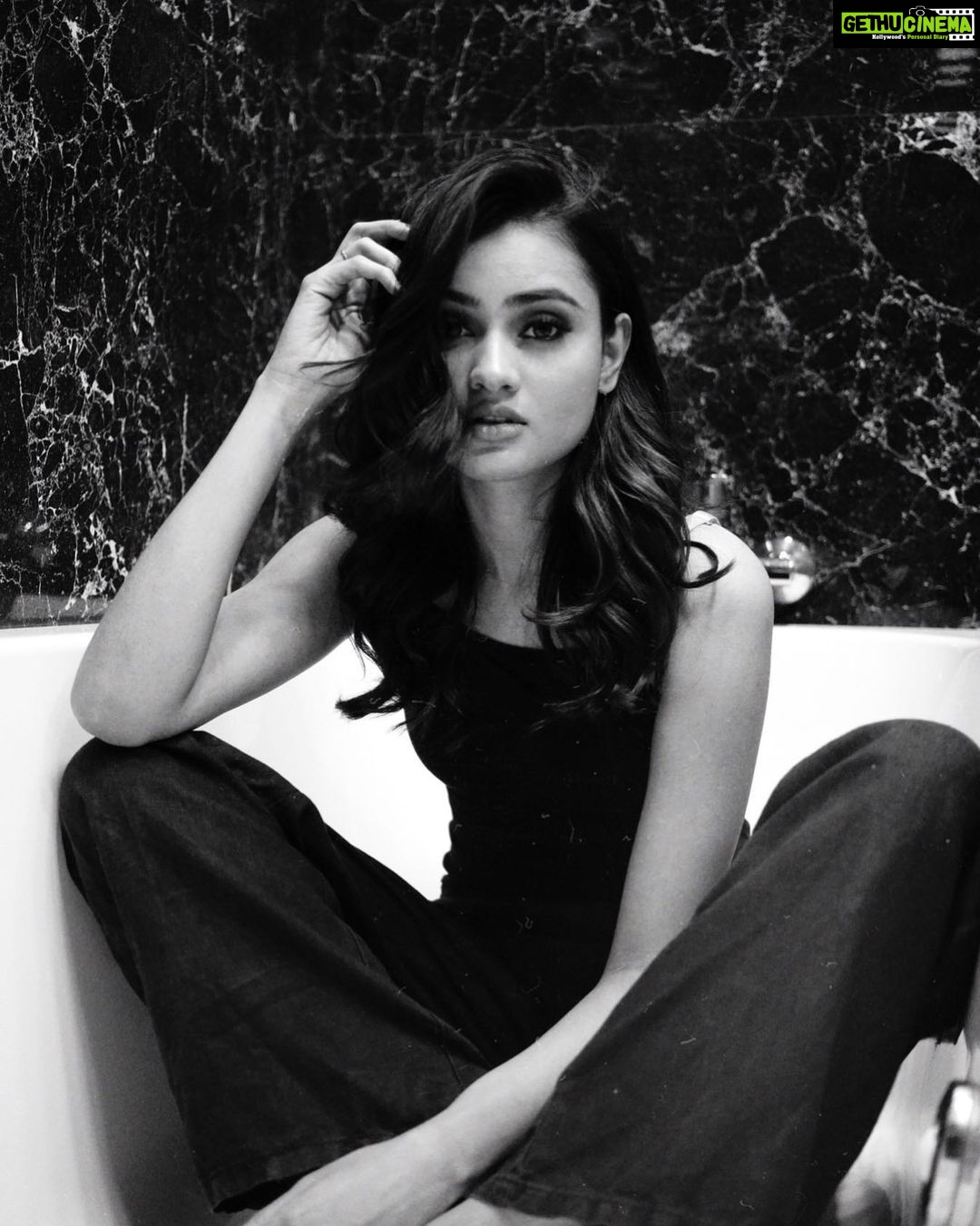 Janki Bodiwala Instagram - Lost in myself 🖤 . . . . Picture perfect by :- @aanandshukla #jankibodiwala