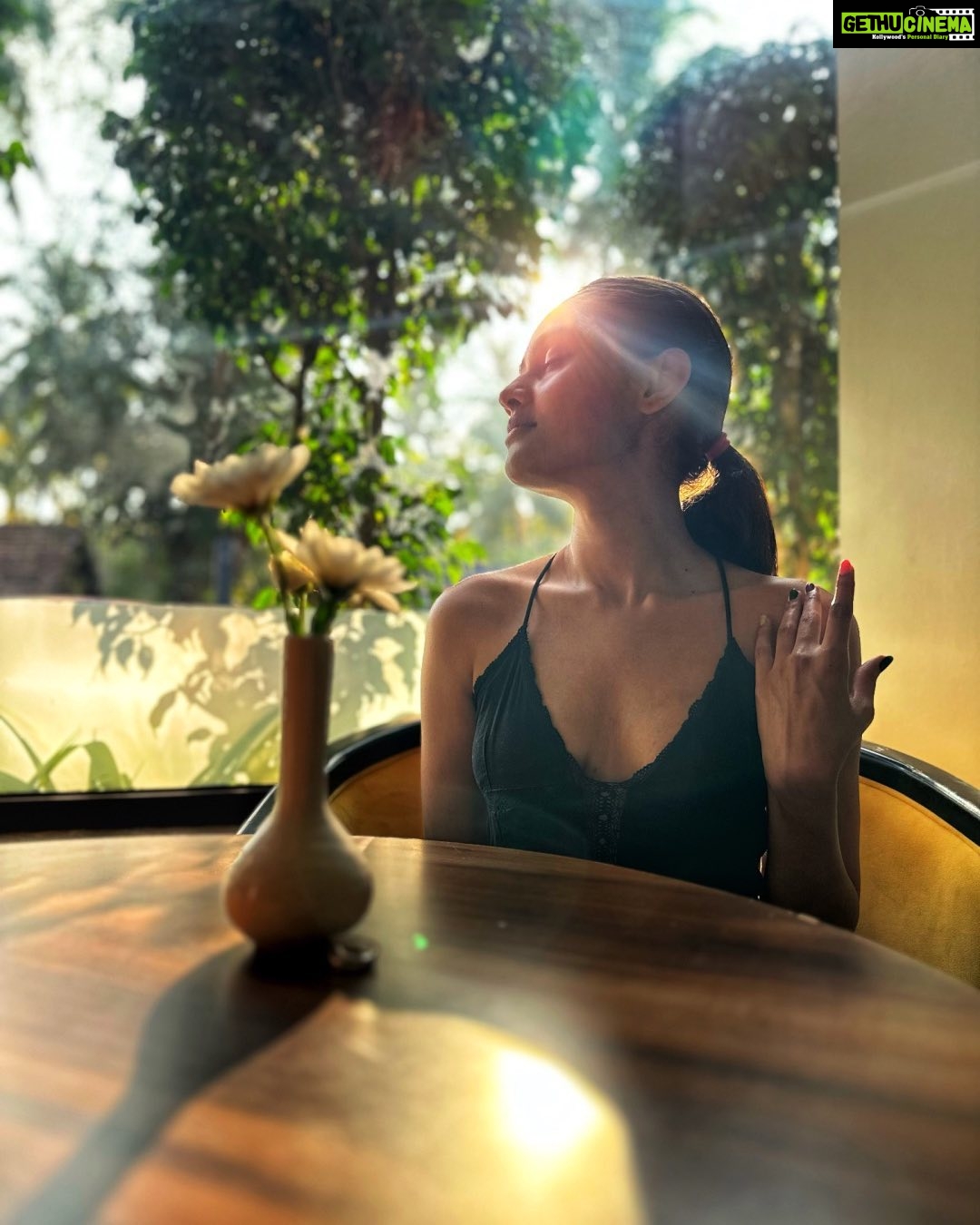 Janki Bodiwala Instagram - Shades of sun✨ . . Pic credit : @hope_shivani