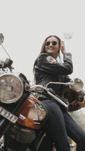Janki Bodiwala Instagram - A truly Classic beginning to the new year.

#RoyalEnfield, #PureMotorcycling, #classic350 #collab #reels #Trending

Shot by @aanandshukla 
Manageby @fatctalents