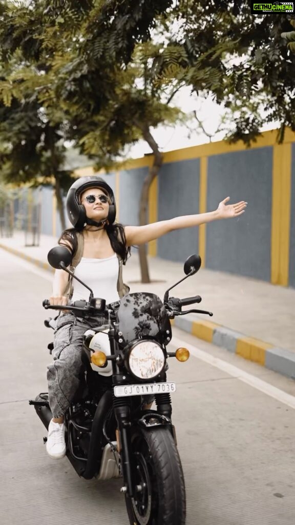 Janki Bodiwala Instagram - Riding a motorcycle is an act of liberation. The joy of commanding two wheels is an unparalleled experience. #Hunter350 gives me a trendy vibe while exploring the hangouts. What is your favourite hangout point to ride a motorcycle to? #RoyalEnfieldHunter350 #Hunter350 #AShotOfMotorcycling #VibeHunter #itsaVibe #AShotOfAhmedabad @royalenfield @royalenfieldtribe Shot by @aanandshukla Hair by @_hair.by.freya_ Managed by @fatctalents