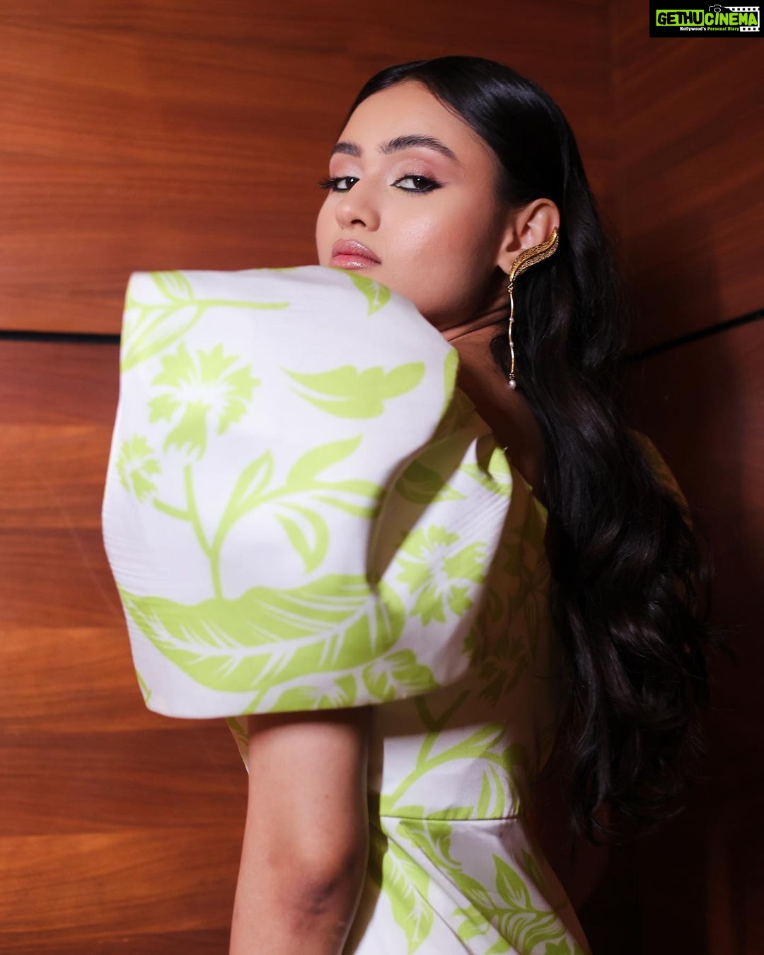 Janki Bodiwala Instagram - #vash success par-tay💚 . Makeup:- @richa_dave Hair:- @prarthidave Styled by:- @idivyeshtalaviya Wearing:- @vesture.sk Jewellery:- @equiivalence 📸:- @kishansoni_photography Styling Asst:- @styledbydivyesh @vaidehi1312