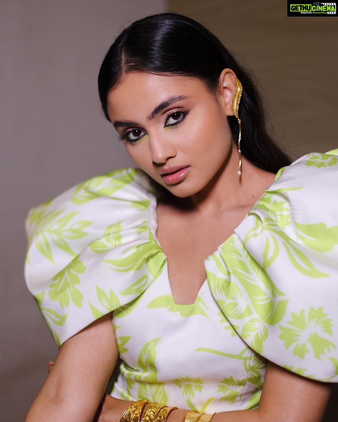 Janki Bodiwala Instagram - #vash success par-tay💚 . Makeup:- @richa_dave Hair:- @prarthidave Styled by:- @idivyeshtalaviya Wearing:- @vesture.sk Jewellery:- @equiivalence 📸:- @kishansoni_photography Styling Asst:- @styledbydivyesh @vaidehi1312