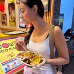 Janki Bodiwala Instagram - Food hogging day at mall, #khabardar kisi ne toka hein toh 😬 #abiteofeverything 😌