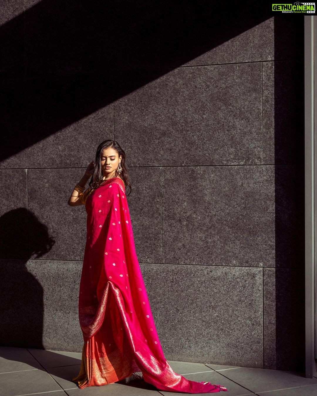 Janki Bodiwala Instagram - Shot by @theabhivalera Shot for @jankibodiwala Video by @just_jd07 Hair & Makeup by @mua_aartighumra Assisted by @pictures_meet Art and Styling by @priyanshidwivedii Saree by @mangalya_sarees Blouse by @dwivedi_jayshree Retouched by @intotheprags Ahmedabad, India