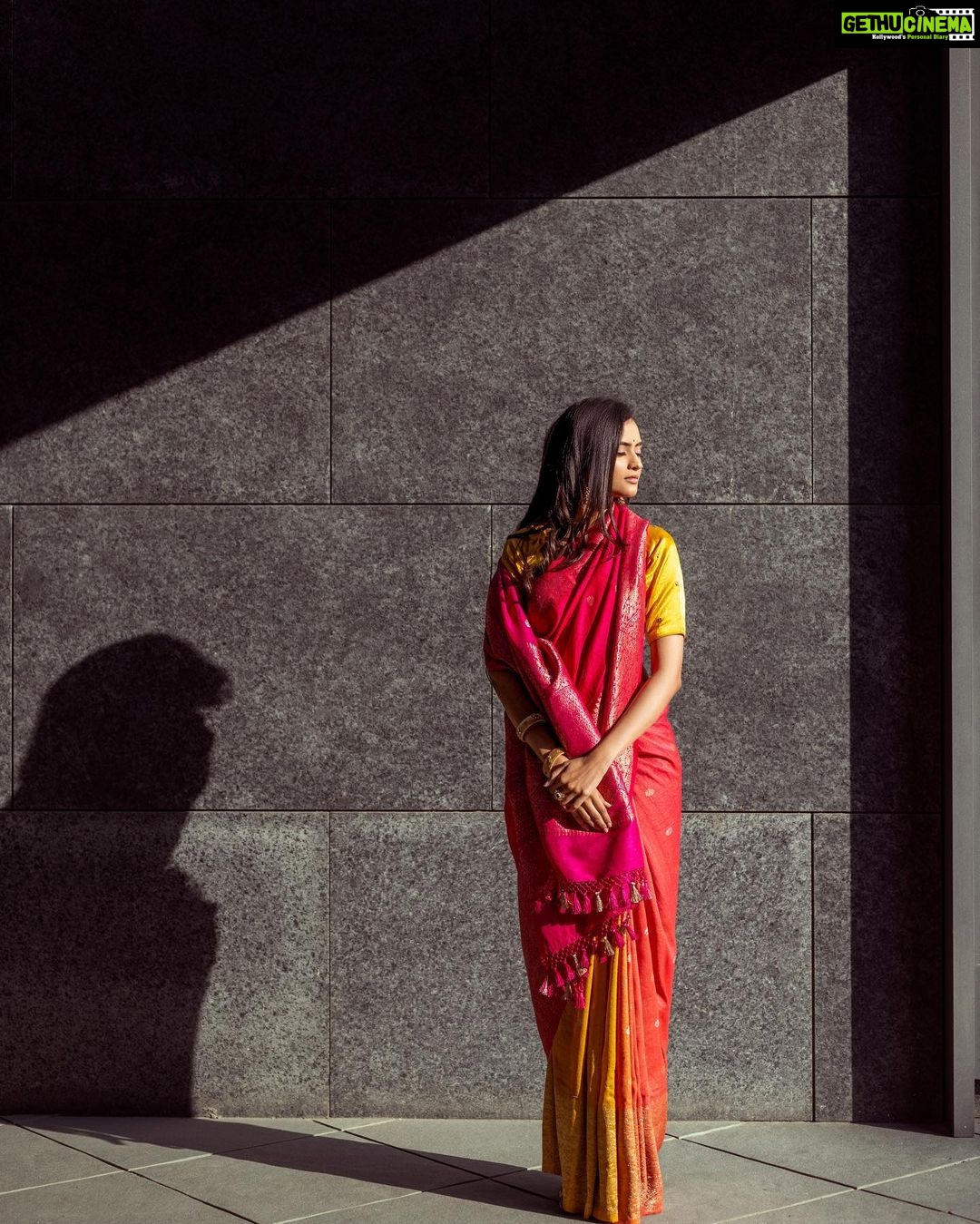 Janki Bodiwala Instagram - Shot by @theabhivalera Shot for @jankibodiwala Video by @just_jd07 Hair & Makeup by @mua_aartighumra Assisted by @pictures_meet Art and Styling by @priyanshidwivedii Saree by @mangalya_sarees Blouse by @dwivedi_jayshree Retouched by @intotheprags Ahmedabad, India