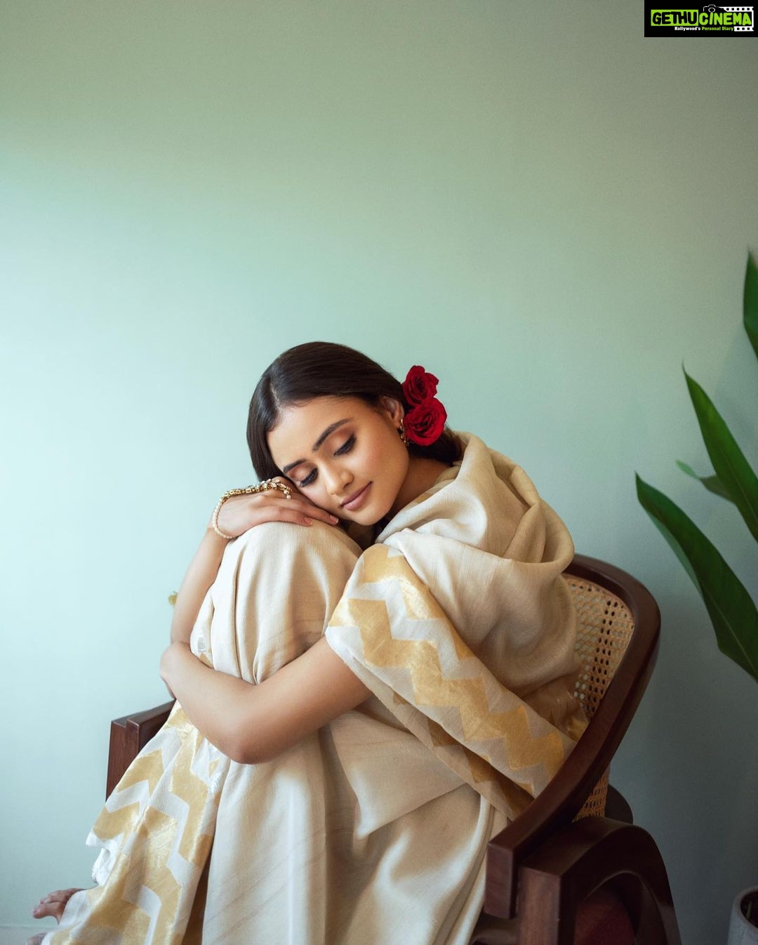 Janki Bodiwala Instagram - Jaane kyu… . Shot by @theabhivalera Hair & Makeup by @mua_aartighumra Assisted by @pictures_meet Art and Styling by @priyanshidwivedii Saree by @mangalya_sarees Blouse by @dwivedi_jayshree Retouched by @intotheprags