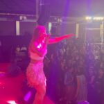 Jasleen Matharu Instagram – 😍Mumbaiiiiii #jasleenmatharulive #event #crowd #singing #performer