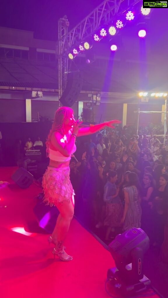 Jasleen Matharu Instagram - 😍Mumbaiiiiii #jasleenmatharulive #event #crowd #singing #performer