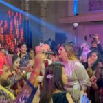 Jasleen Matharu Instagram - Epic night 😍😍 #jasleenmatharulive #event #performer #performance #singing #livemusic