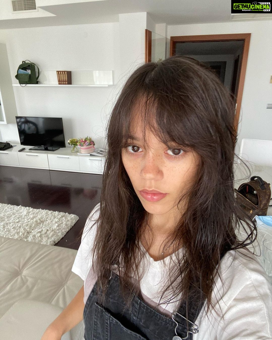 Jenna Ortega Instagram - That one time I showered and smelled good #smellynelly