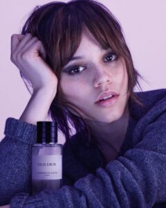 Jenna Ortega Instagram - Such an honor to be part the Gris Dior Collective.
Get ready to #DarelnGrisDior.
@dior @mikaeljansson 
#DiorLaCollectionPrivee #DiorParfums #GrisDior