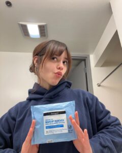 Jenna Ortega Instagram - Without fail @neutrogena #makeupremovewipes #neutrogenapartner