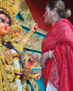 Jhilik Bhattacharjee Instagram - Sindoor Khele 
Dasami kolkata vibes ✨️ 🎉💗
Subho bijayar priti o subheccha ❤️🙏