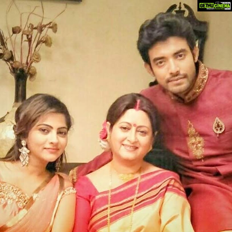 Jhilik Bhattacharjee Instagram - আর কিছুক্ষন পরেই,আজ দুপুর ১ টায় আমরা আসছি @jalsha_movies এ আমাদের ছবি #amisudhutorholam নিয়ে.. দেখে জানাবেন কেমন লাগলো !!! আমরা অপেক্ষা করবো আপনার feedback er জন্য.... #ranojoy #rano #jhilik_bhattacharjee #loveandpeace❤️✌️ #movie #bengali #actorslife @jhilikbhattacharjeeofficial @biswanathbasuofficial @kharaj_mukherjee___ @jalsha_movies