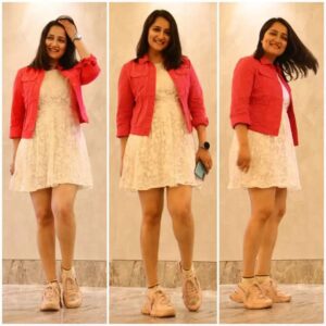 Jinal Belani Instagram - Pink Jacket ✅
Pink Shoes ✅
Look cute ✅😜 

All set for Bhagwan Bachave promotions 😅

Pc - @jayesh7649
.
.