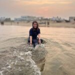 Jinal Belani Instagram - Take me to the beach 🏖️✨💕🏄🌊 PC - @pratiikpawar @krishnabangar I am happiest around the sea, and couldn't stop smiling all the time 😀🌊 Also, this is the first time I have been to any east coast. Being from Mumbai, which has a west coast; I have always seen the sun setting over the sea. For the first time I witnessed the sunset on the opposite side. I was amazed. 😀 To witness Sunrise from here would be beautiful... Hope to catch it before I leave. By the way, this is the Gopalpur beach in Odisha