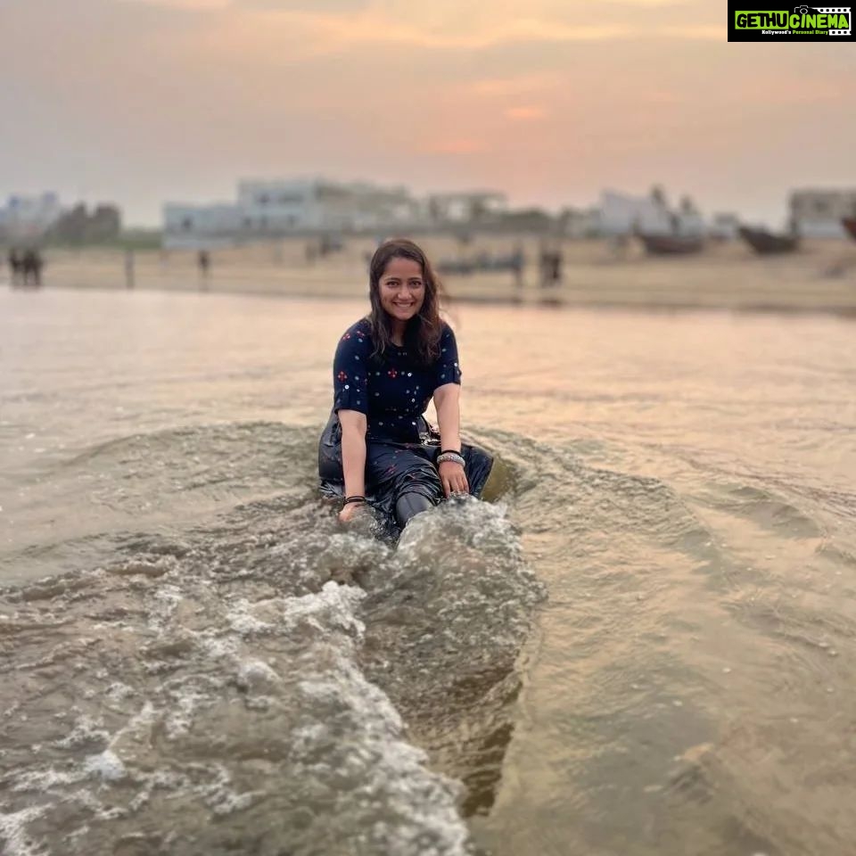 Jinal Belani - 10.6K Likes - Take me to the beach đď¸â¨đđđ
PC - @pratiikpawar @krishnabangar
I am happiest around the sea, and couldn't stop smiling all the time đđ
Also, this is the first time I have been to any east coast. Being from Mumbai, which has a west coast; I have always seen the sun setting over the sea. For the first time I witnessed the sunset on the opposite side. I was amazed. đ To witness Sunrise from here would be beautiful... Hope to catch it before I leave.
By the way, this is the Gopalpur beach in Odisha