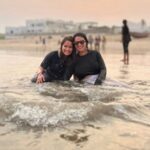 Jinal Belani Instagram - Take me to the beach 🏖️✨💕🏄🌊 PC - @pratiikpawar @krishnabangar I am happiest around the sea, and couldn't stop smiling all the time 😀🌊 Also, this is the first time I have been to any east coast. Being from Mumbai, which has a west coast; I have always seen the sun setting over the sea. For the first time I witnessed the sunset on the opposite side. I was amazed. 😀 To witness Sunrise from here would be beautiful... Hope to catch it before I leave. By the way, this is the Gopalpur beach in Odisha