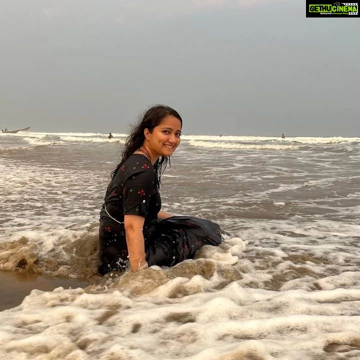 Jinal Belani - 10.6K Likes - Take me to the beach đď¸â¨đđđ
PC - @pratiikpawar @krishnabangar
I am happiest around the sea, and couldn't stop smiling all the time đđ
Also, this is the first time I have been to any east coast. Being from Mumbai, which has a west coast; I have always seen the sun setting over the sea. For the first time I witnessed the sunset on the opposite side. I was amazed. đ To witness Sunrise from here would be beautiful... Hope to catch it before I leave.
By the way, this is the Gopalpur beach in Odisha