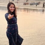 Jinal Belani Instagram - Take me to the beach 🏖️✨💕🏄🌊 PC - @pratiikpawar @krishnabangar I am happiest around the sea, and couldn't stop smiling all the time 😀🌊 Also, this is the first time I have been to any east coast. Being from Mumbai, which has a west coast; I have always seen the sun setting over the sea. For the first time I witnessed the sunset on the opposite side. I was amazed. 😀 To witness Sunrise from here would be beautiful... Hope to catch it before I leave. By the way, this is the Gopalpur beach in Odisha