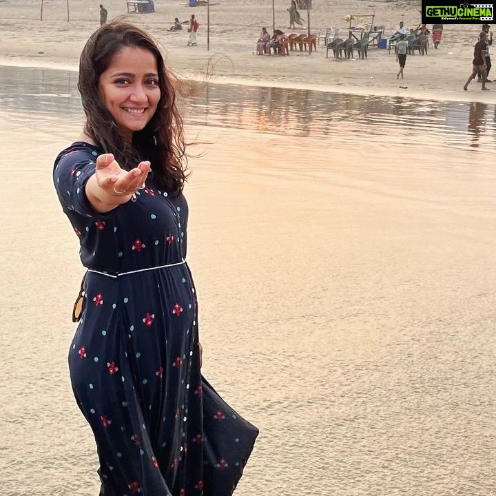 Jinal Belani - 10.6K Likes - Take me to the beach đď¸â¨đđđ
PC - @pratiikpawar @krishnabangar
I am happiest around the sea, and couldn't stop smiling all the time đđ
Also, this is the first time I have been to any east coast. Being from Mumbai, which has a west coast; I have always seen the sun setting over the sea. For the first time I witnessed the sunset on the opposite side. I was amazed. đ To witness Sunrise from here would be beautiful... Hope to catch it before I leave.
By the way, this is the Gopalpur beach in Odisha