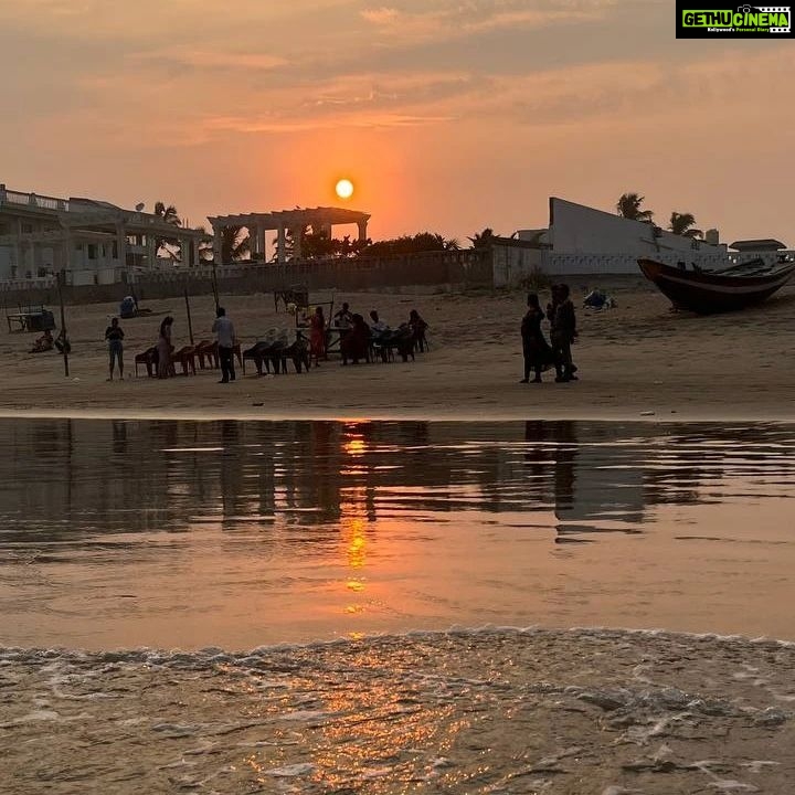 Jinal Belani - 10.6K Likes - Take me to the beach đď¸â¨đđđ
PC - @pratiikpawar @krishnabangar
I am happiest around the sea, and couldn't stop smiling all the time đđ
Also, this is the first time I have been to any east coast. Being from Mumbai, which has a west coast; I have always seen the sun setting over the sea. For the first time I witnessed the sunset on the opposite side. I was amazed. đ To witness Sunrise from here would be beautiful... Hope to catch it before I leave.
By the way, this is the Gopalpur beach in Odisha